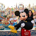 شخص يلتقط سيلفي مع ميكي ماوس في مدينة الملاهي بالذكاء الاصطناعي